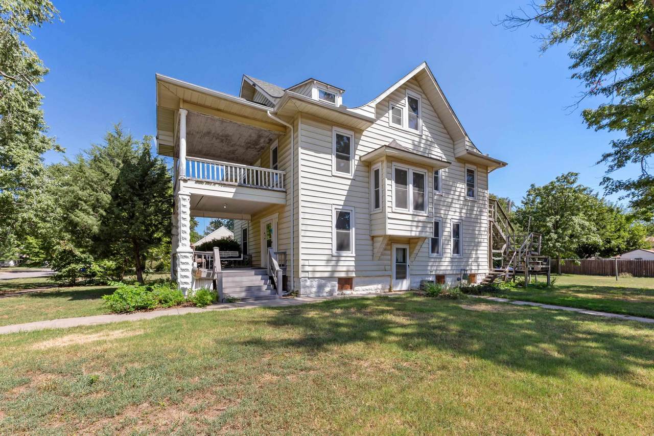 825 Ash St - Photo 1