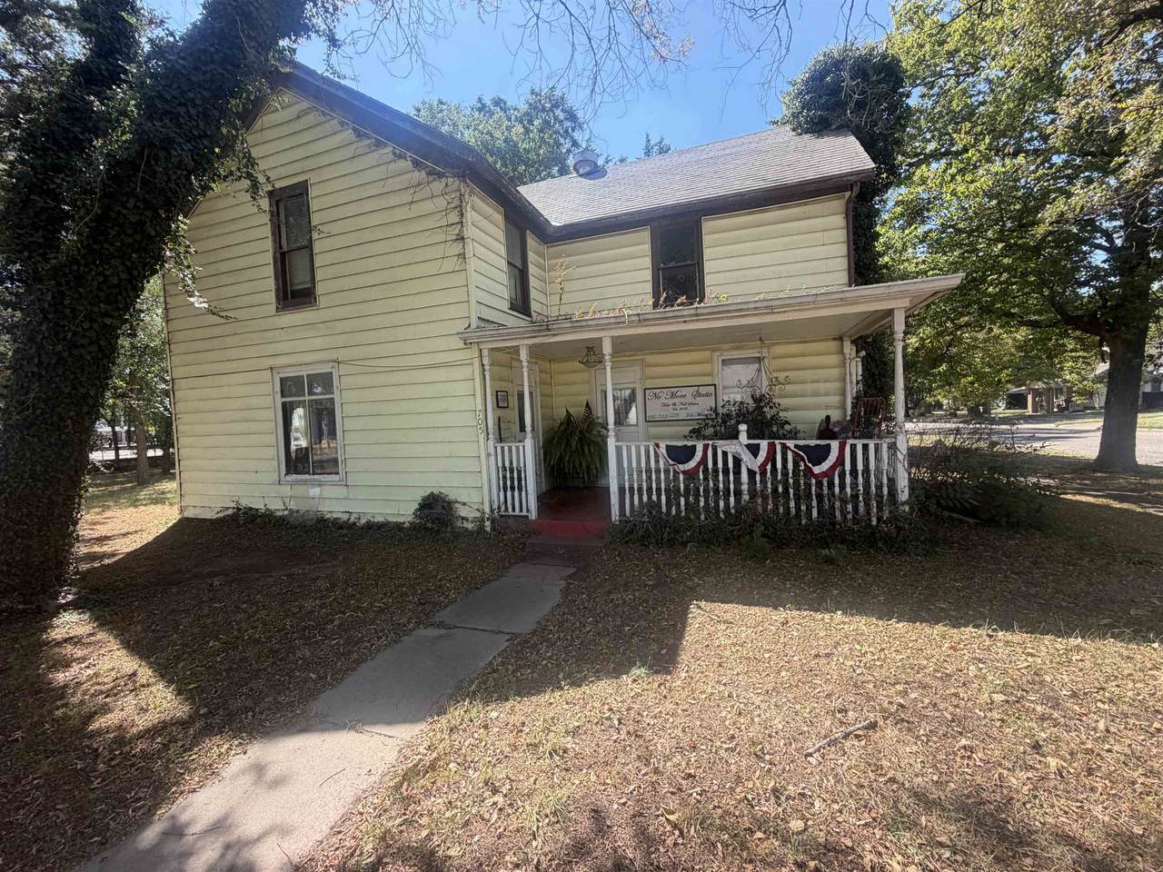 705 Manning - Photo 1
