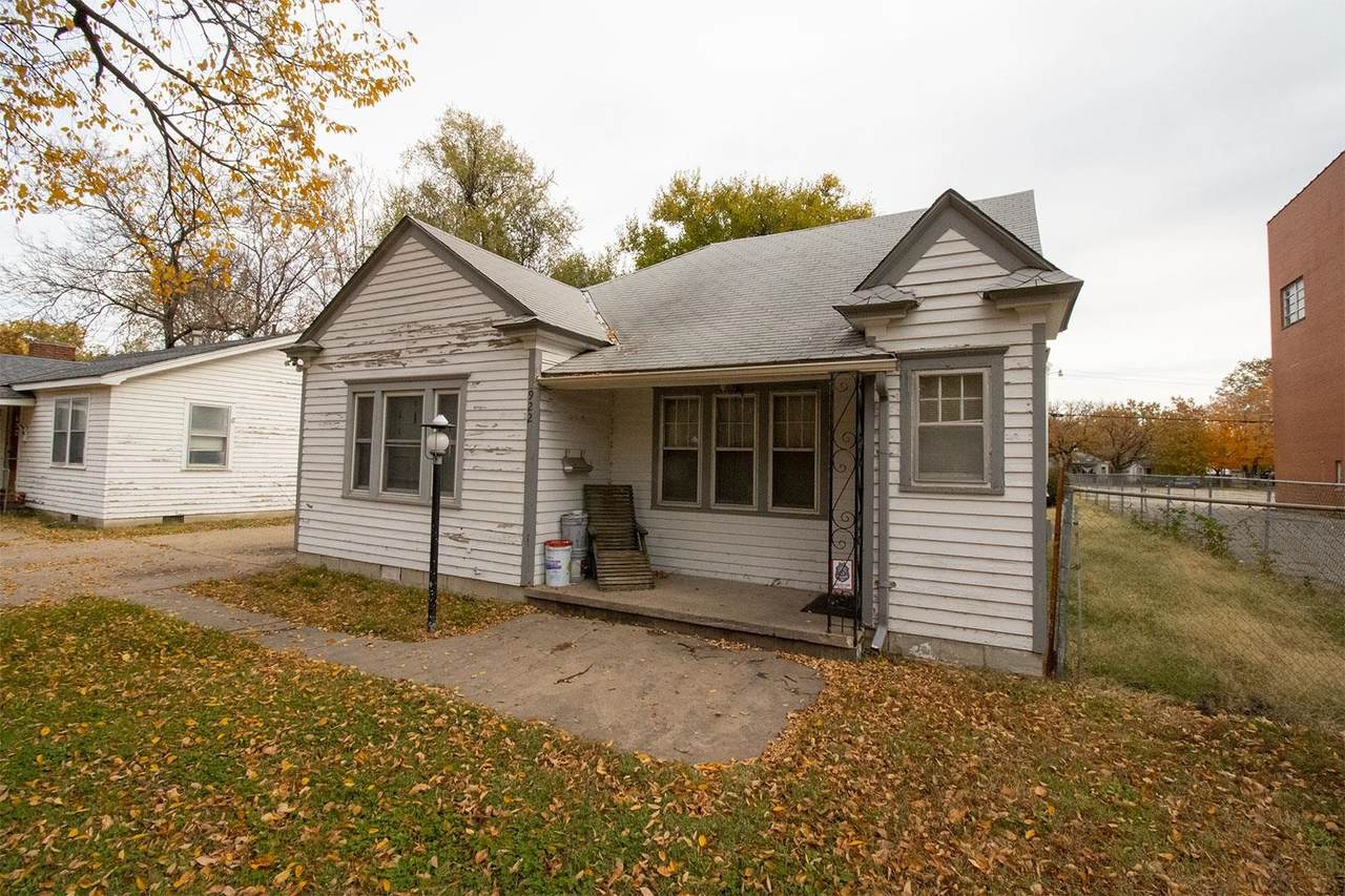 922 Topeka Ave - Photo 1