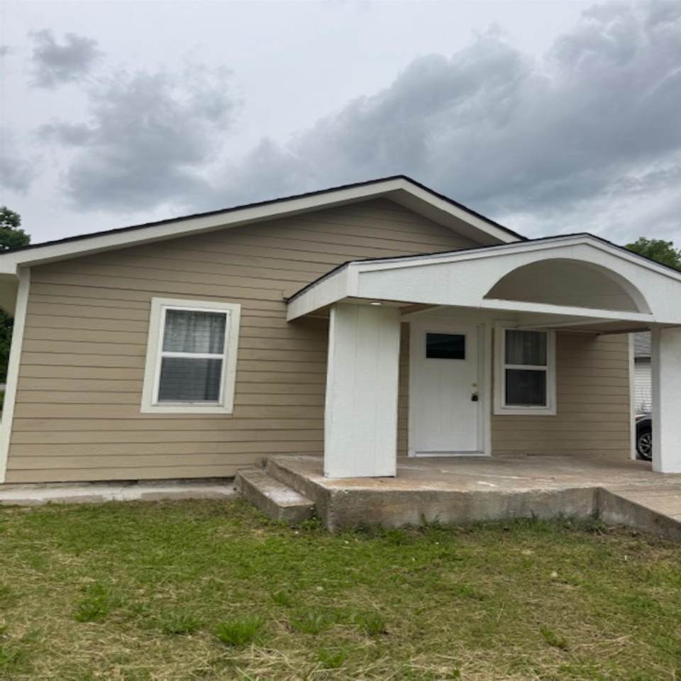 1654 Grove Ave - Photo 1