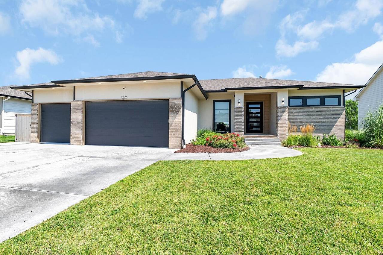 1226 Lakeway Ct - Photo 1