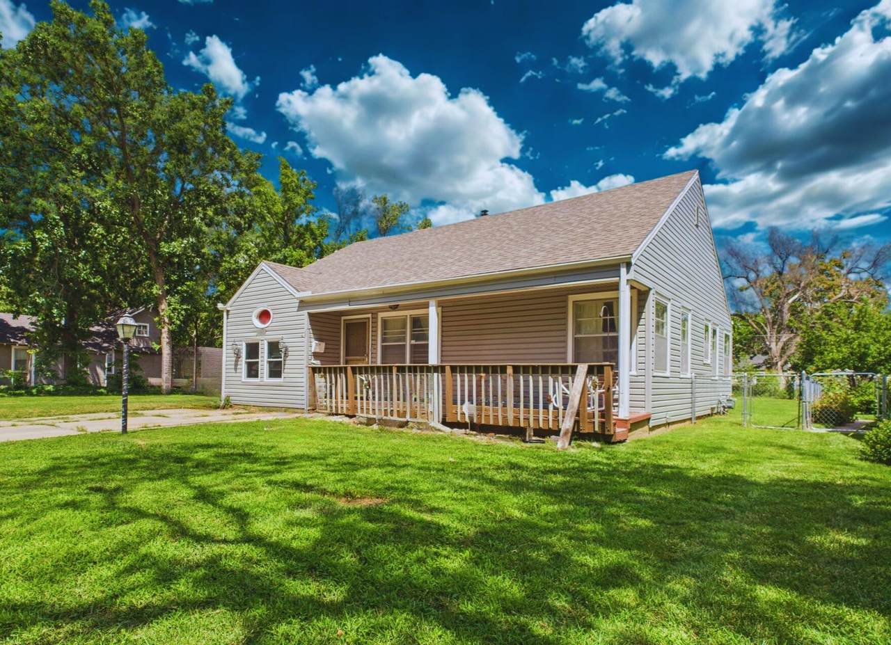 2032 Topeka Ave - Photo 1