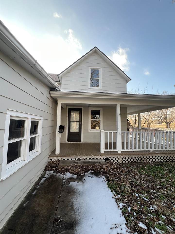 617 Towanda Ave - Photo 1