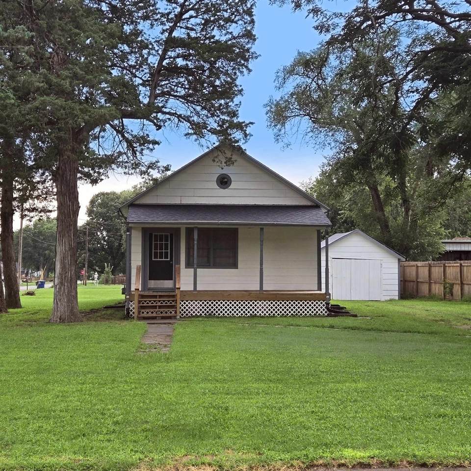 301 Poplar St - Photo 1
