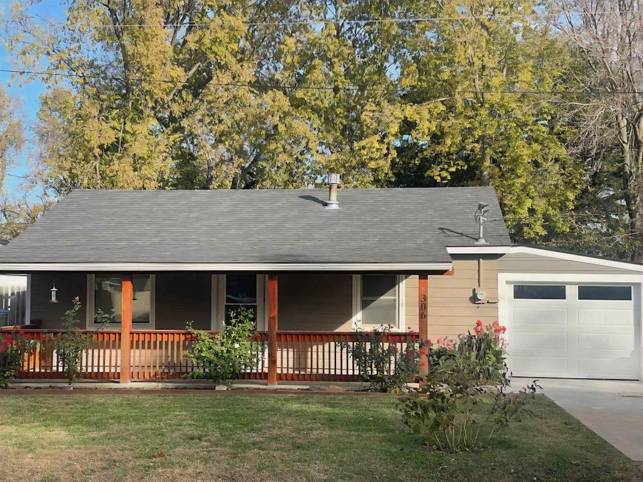 306 Washington St - Photo 1