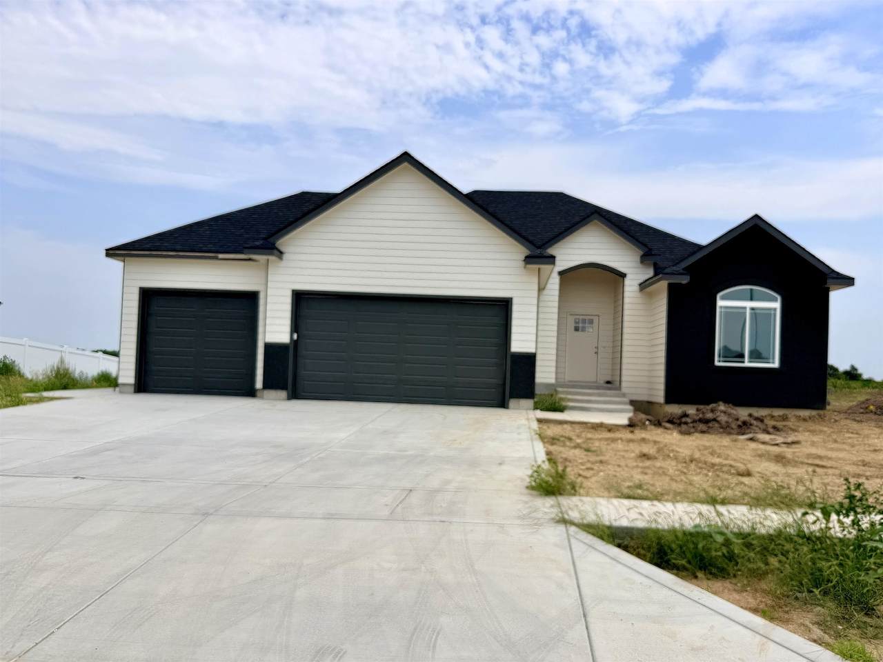 2211 Huntwood Dr - Photo 1
