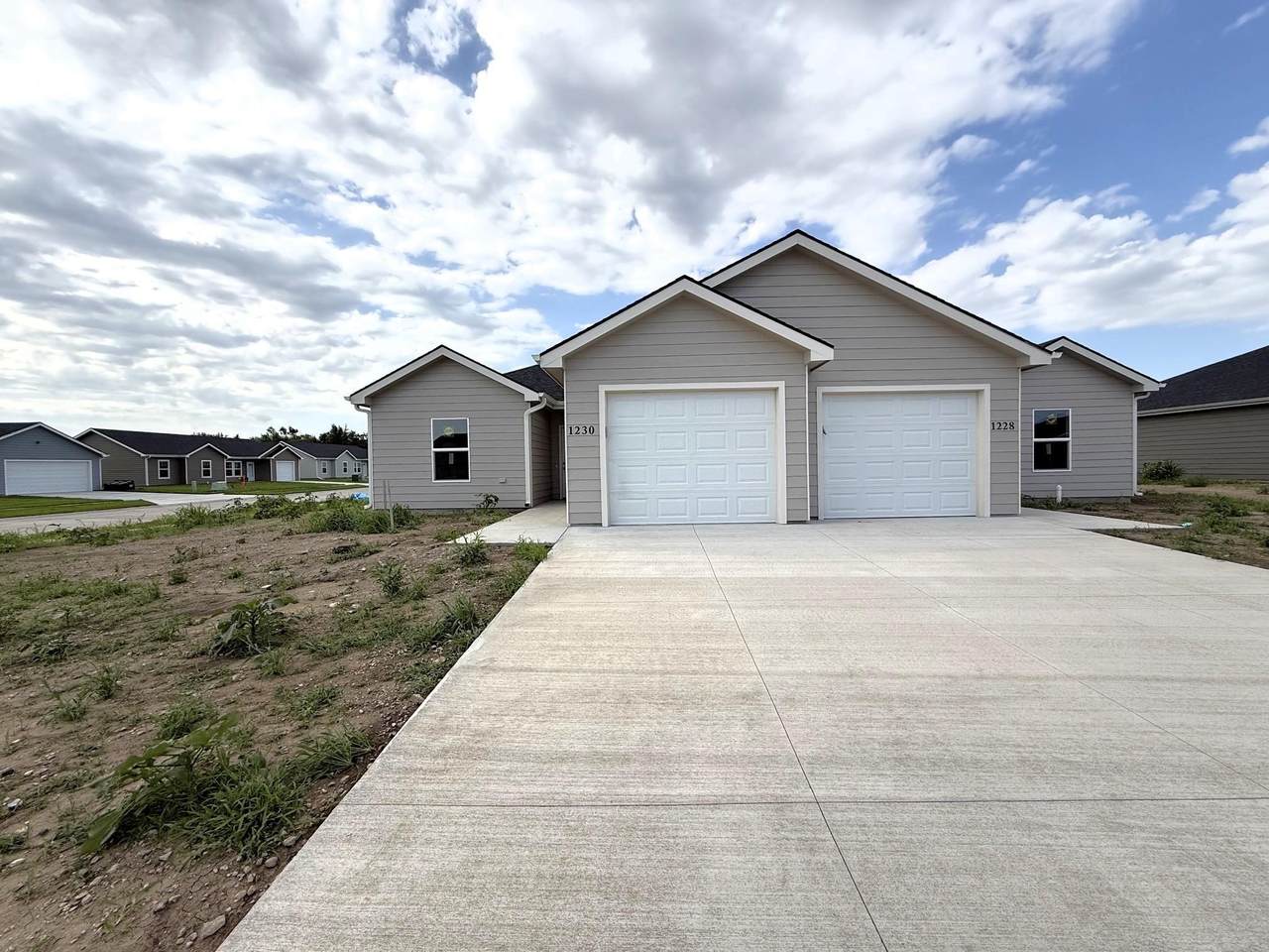 1228 Fountain Dr - Photo 1