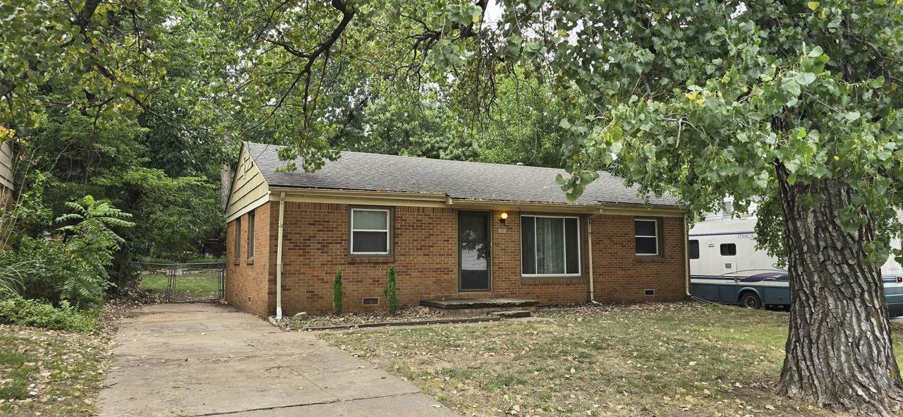 1251 Woodlawn Blvd - Photo 1