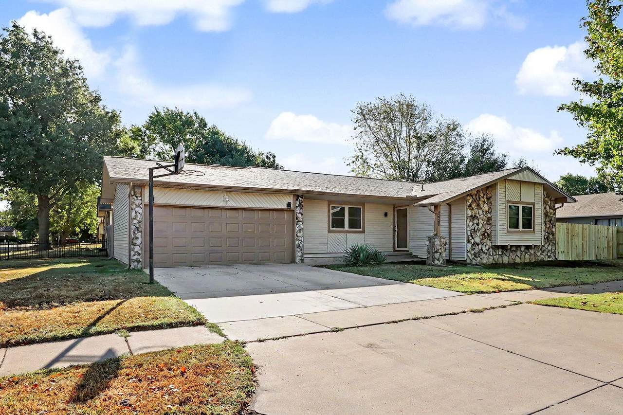 2420 Edgemoor - Photo 1