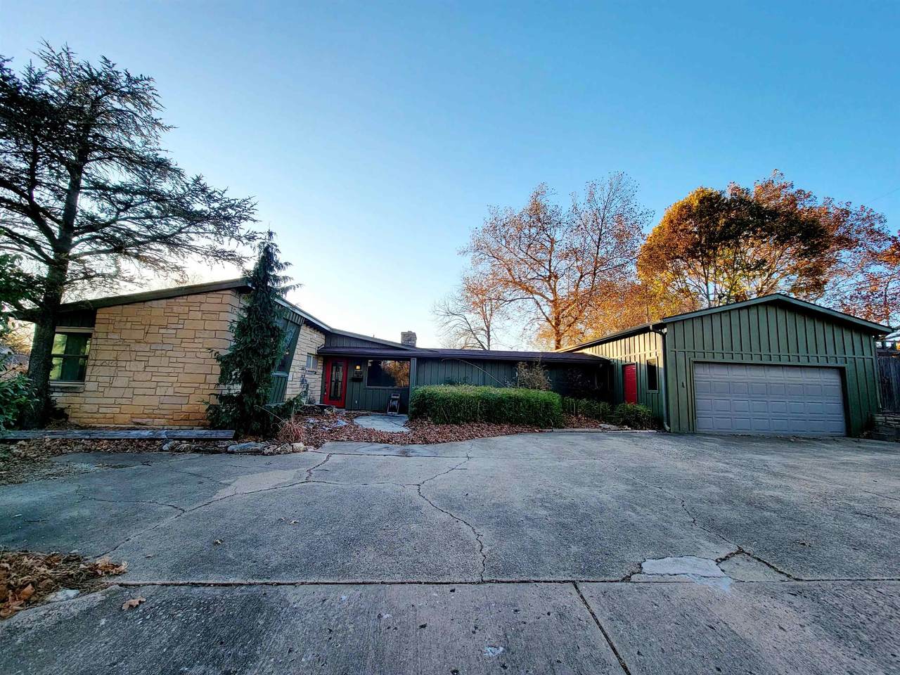 1123 Alexander St - Photo 1