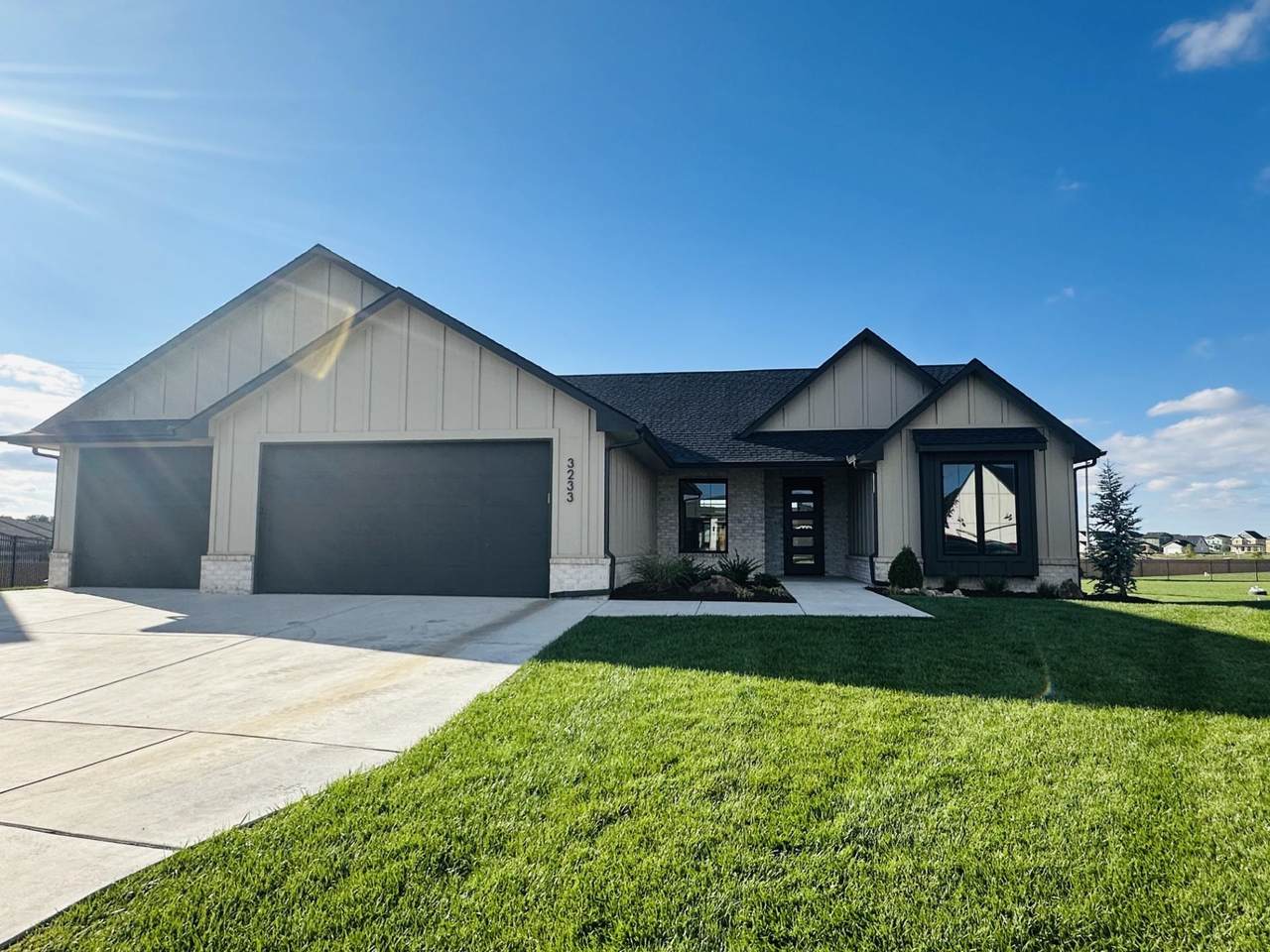 3233 Pine Grove Cir - Photo 1