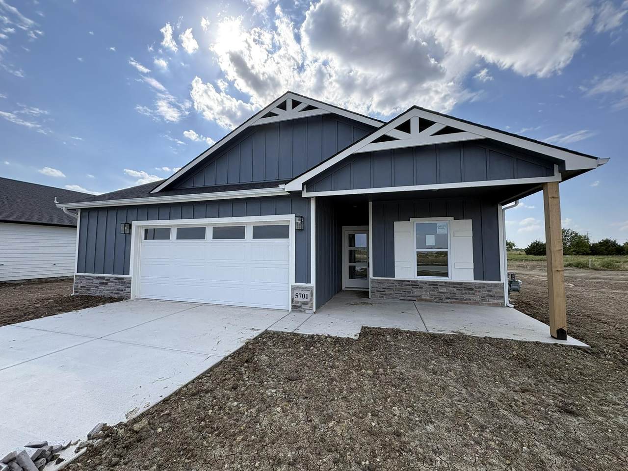 5701 Plumthicket St - Photo 1