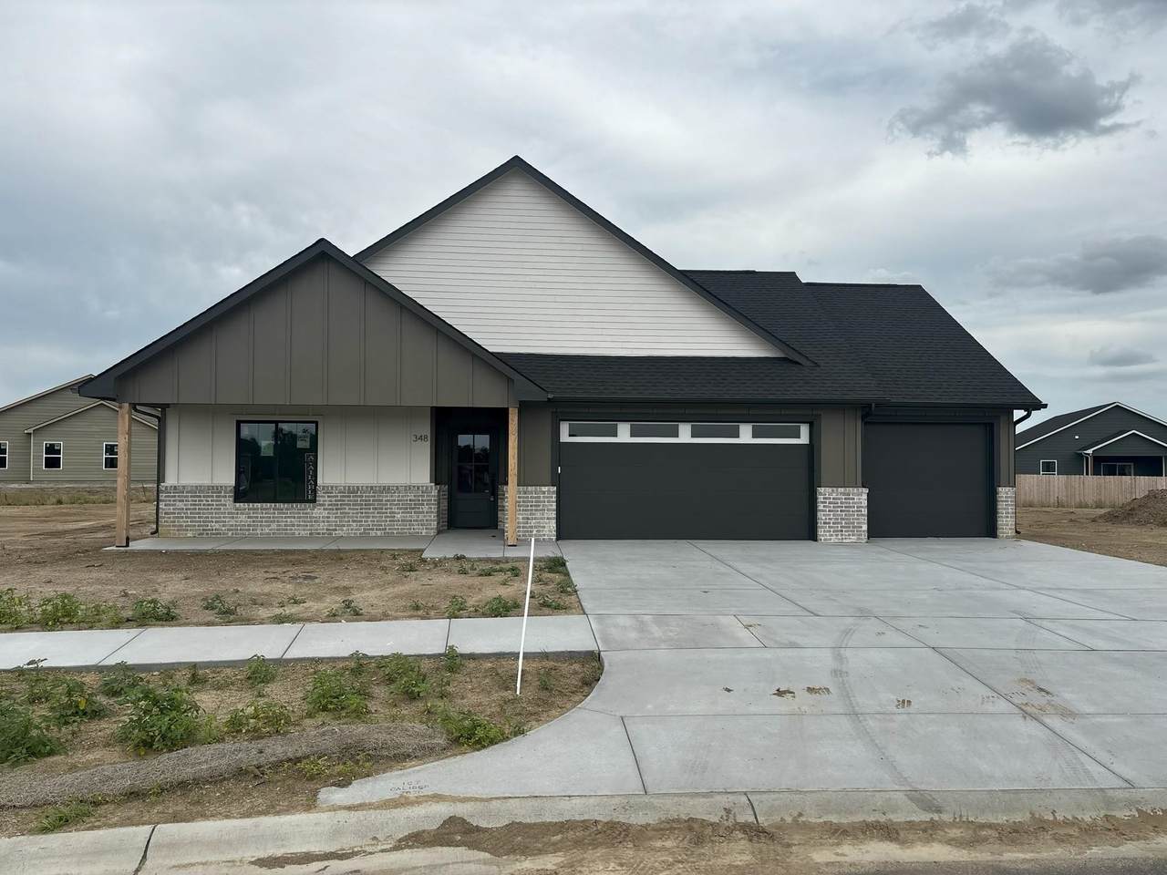 348 Buckland St - Photo 1