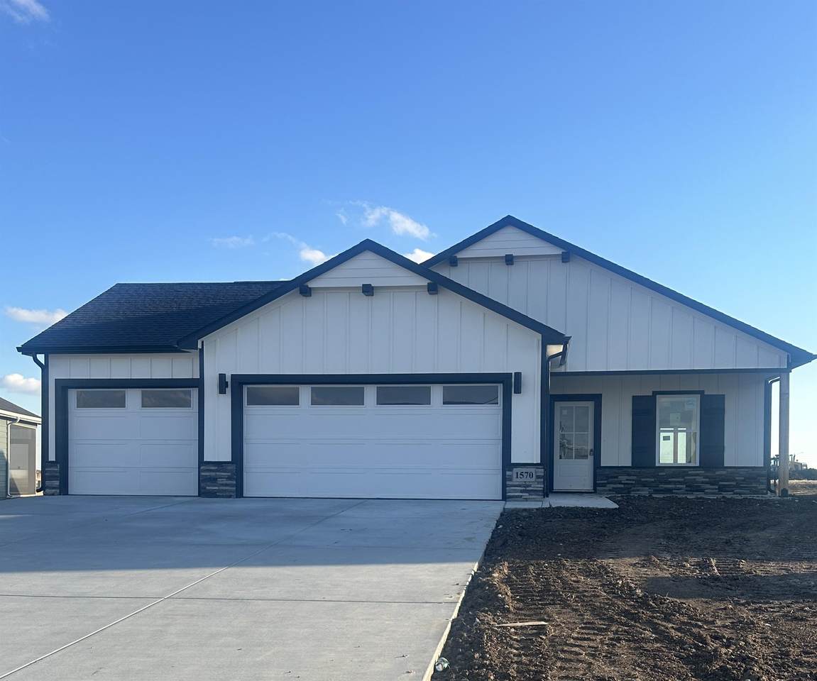 1570 Emerald Valley Dr - Photo 1