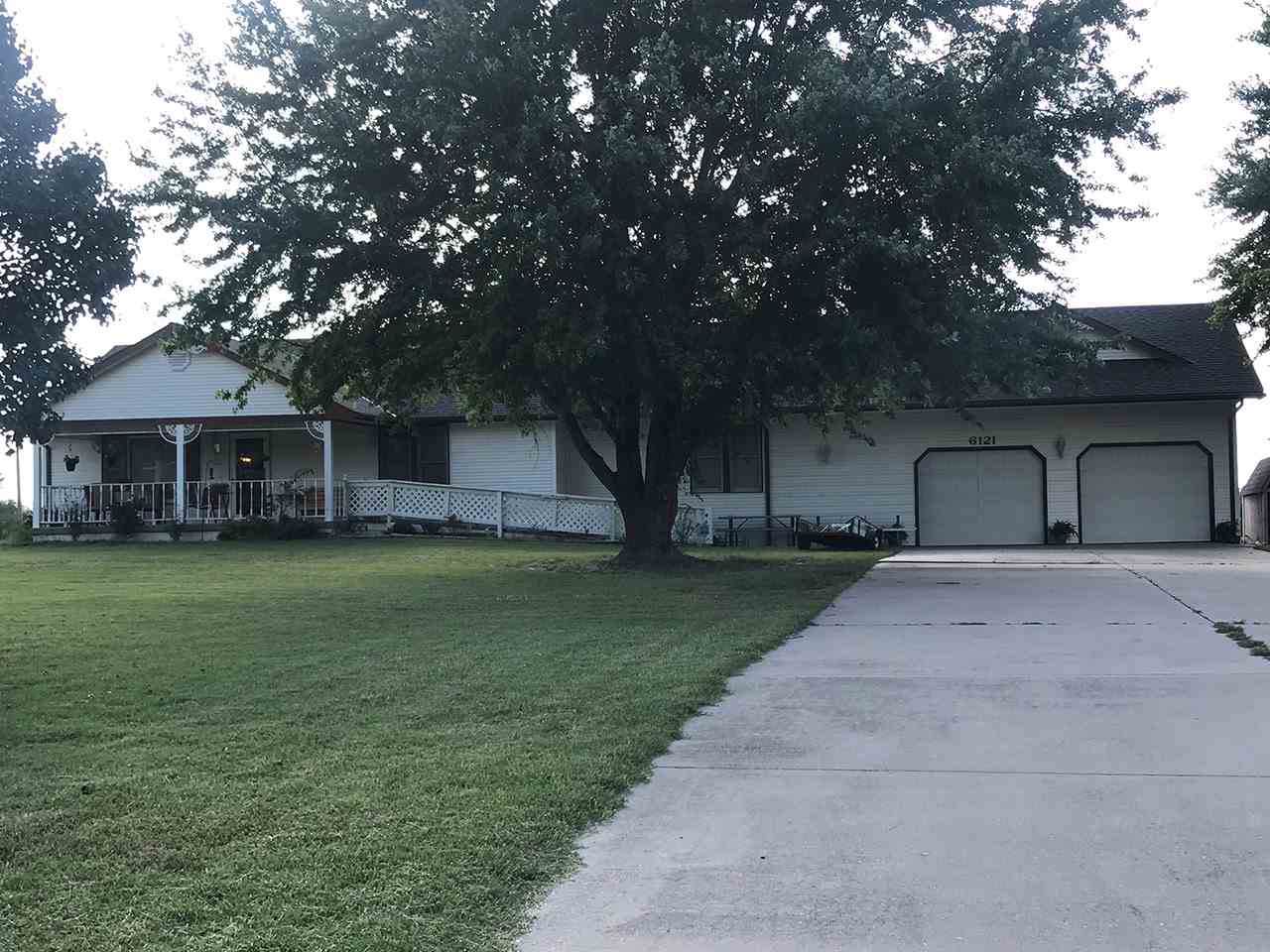6121 Seneca St - Photo 1