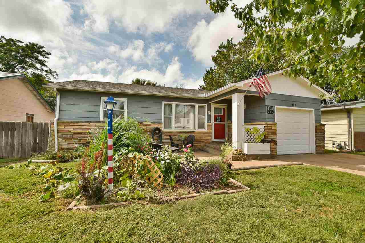 917 Summit St - Photo 1