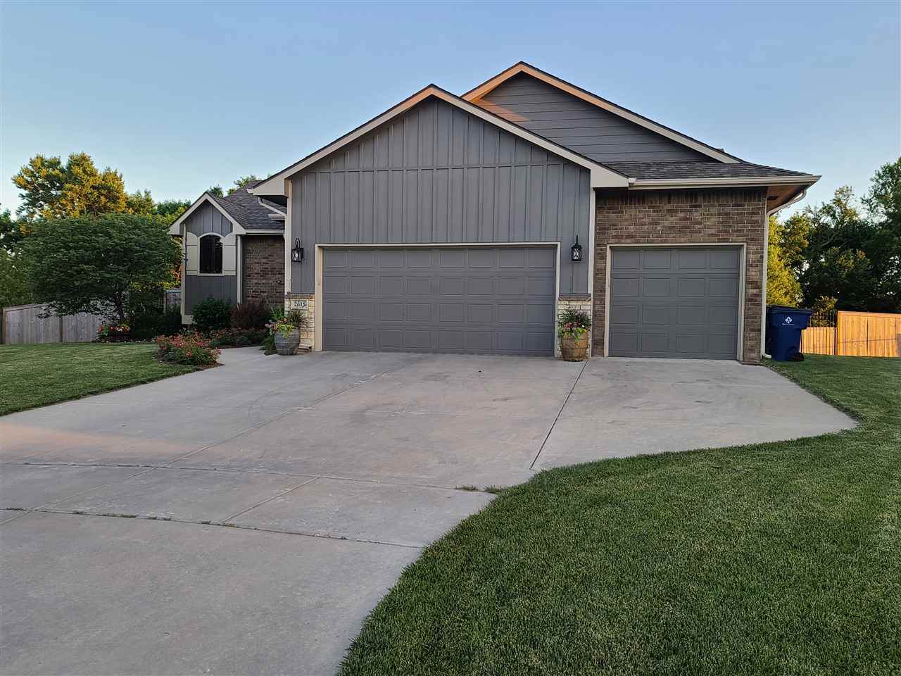 2615 Woodridge Ct - Photo 1