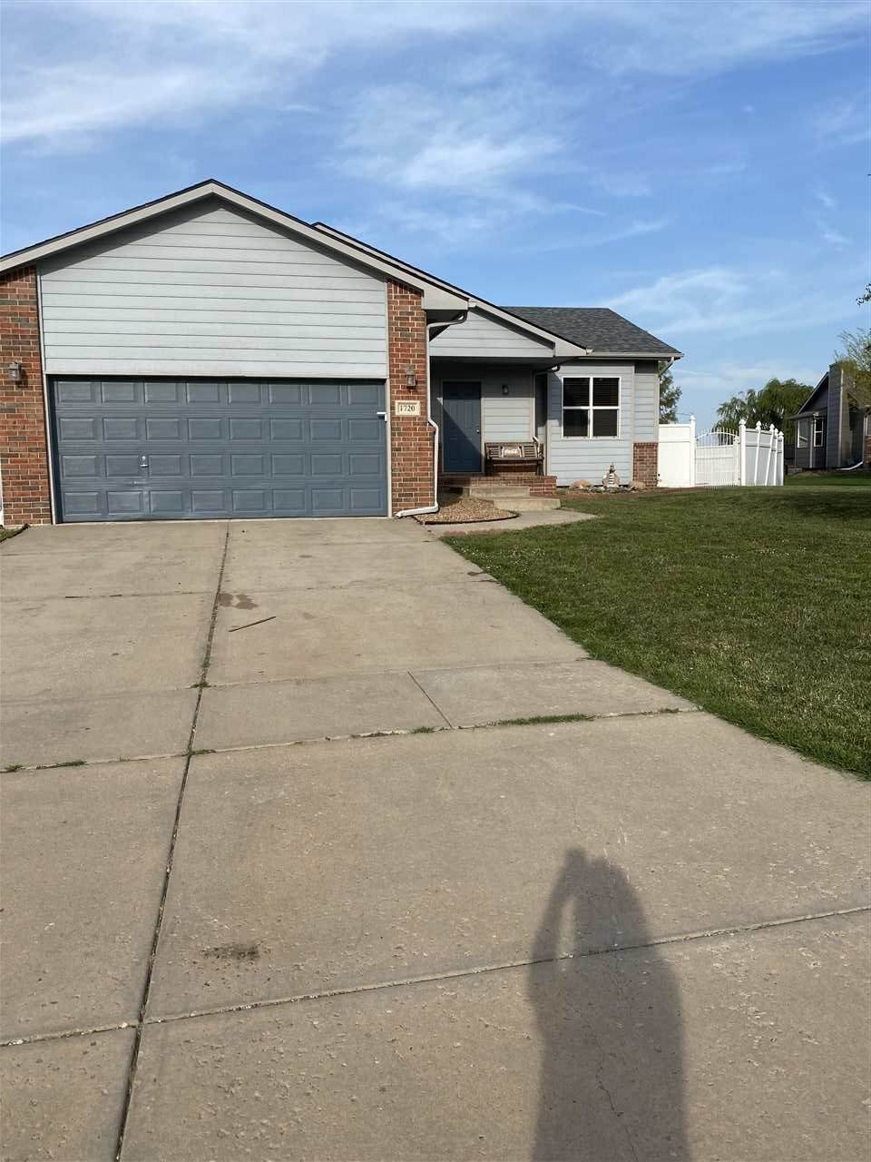 1720 Hawthorn Cir - Photo 1