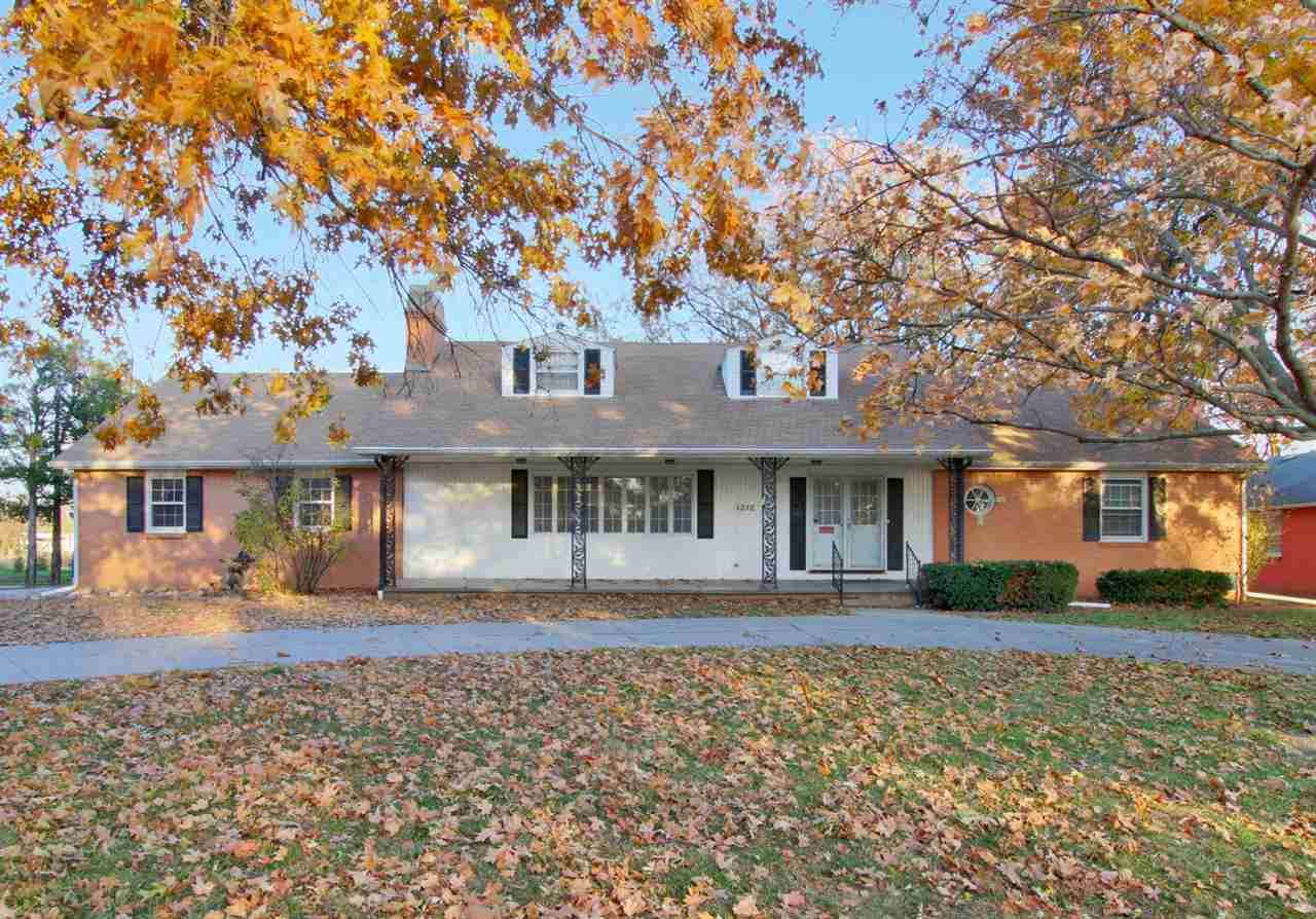 1212 Parkwood Ln - Photo 1