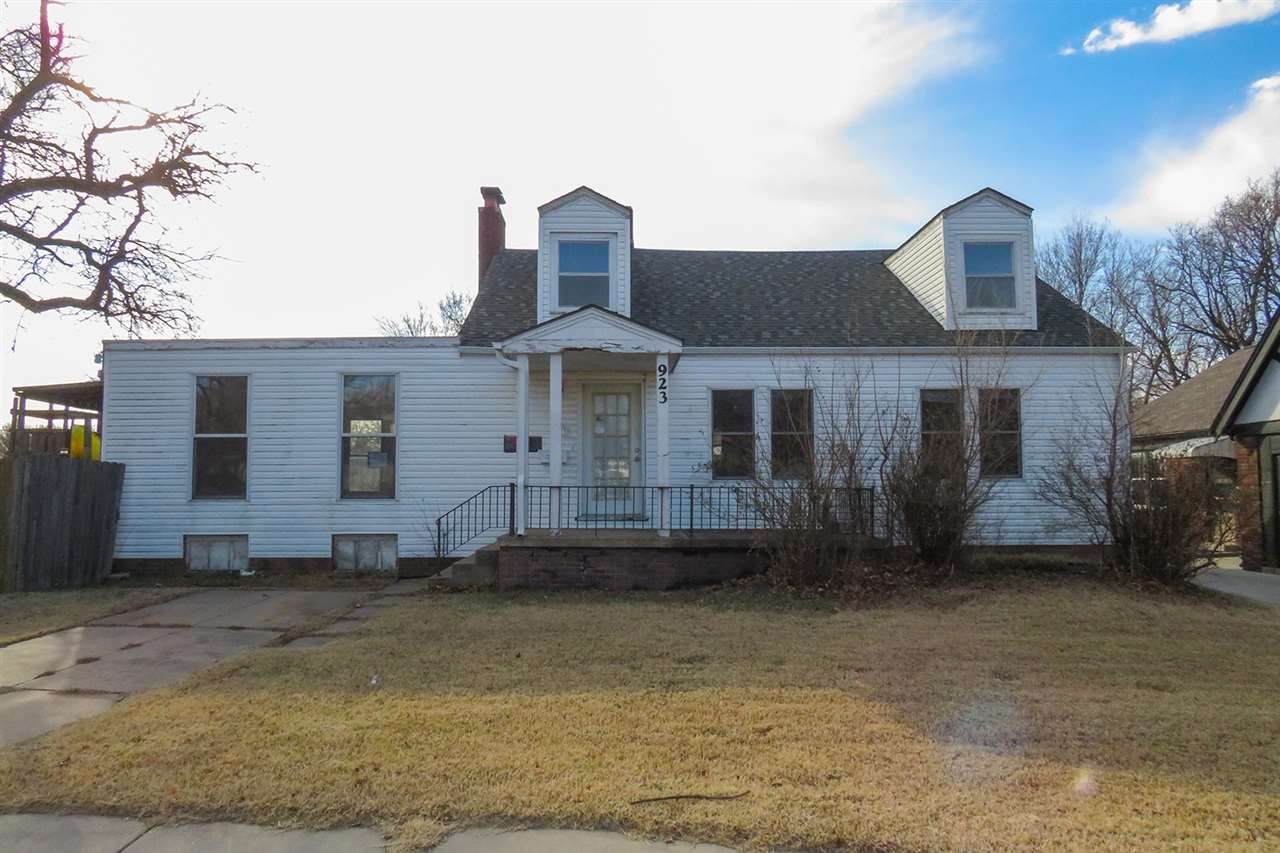 923 Broadway St - Photo 1