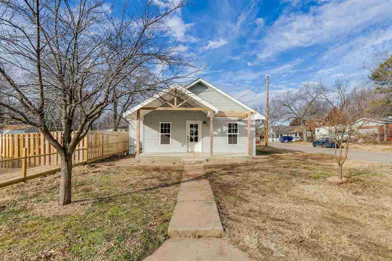 601 Summit St - Photo 1