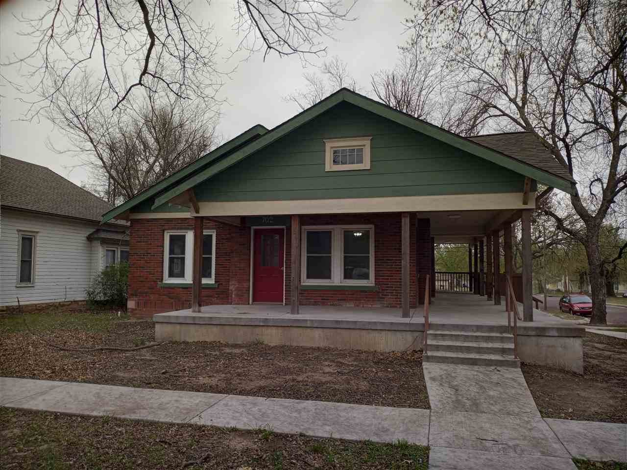 702 4th St - Photo 1