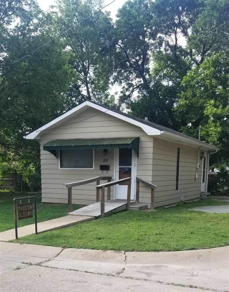 209 14TH ST - Photo 1