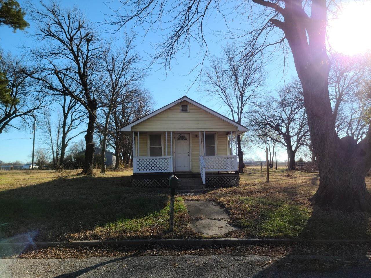 718 4TH ST - Photo 1