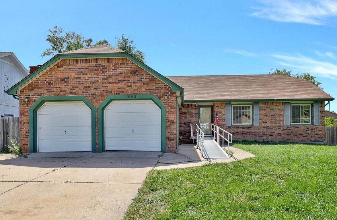 1923 White Oak Dr - Photo 1