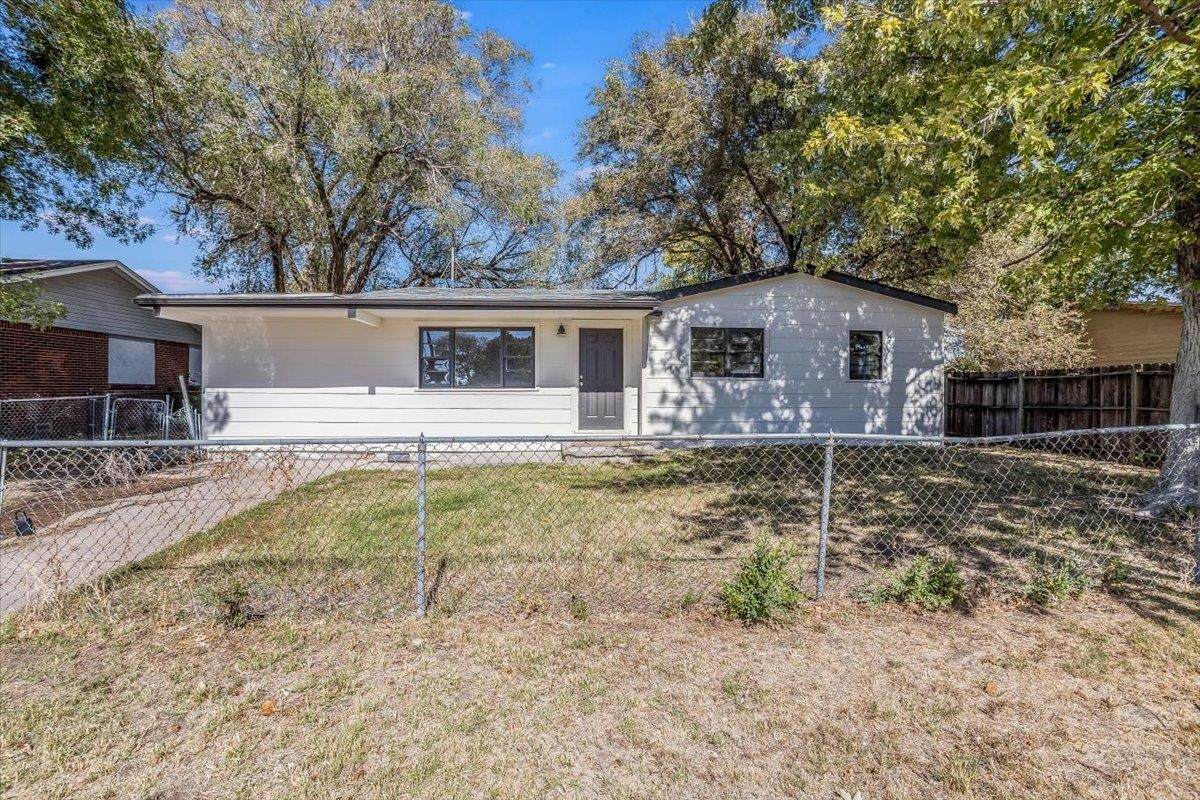 2304 Haskell St - Photo 1