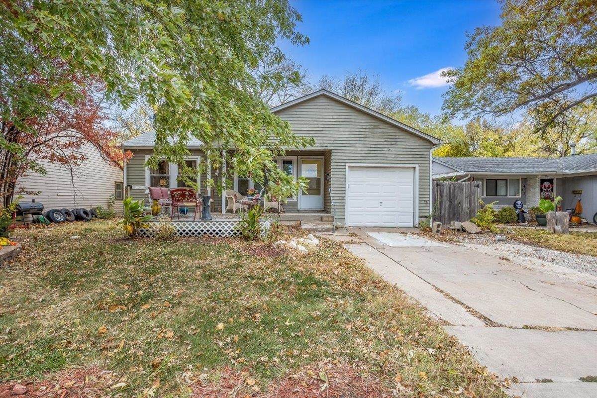 1453 Yale Ave - Photo 1