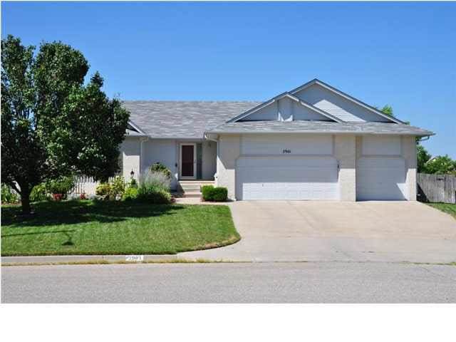 2901 Parkwood Ln - Photo 1