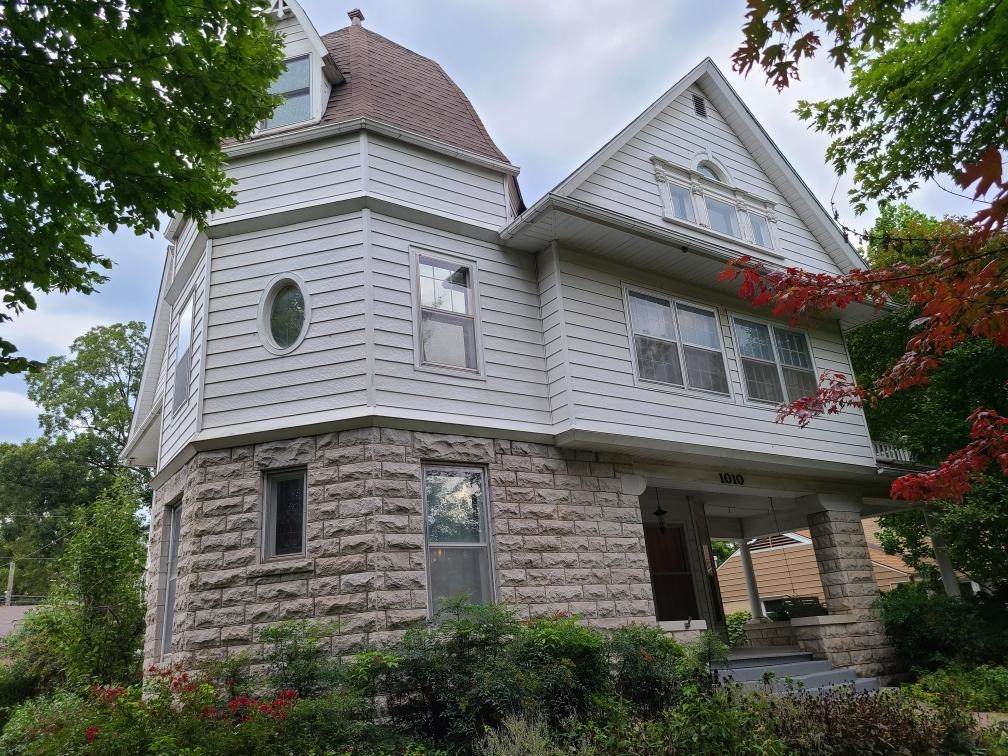 1010 9th Ave - Photo 1