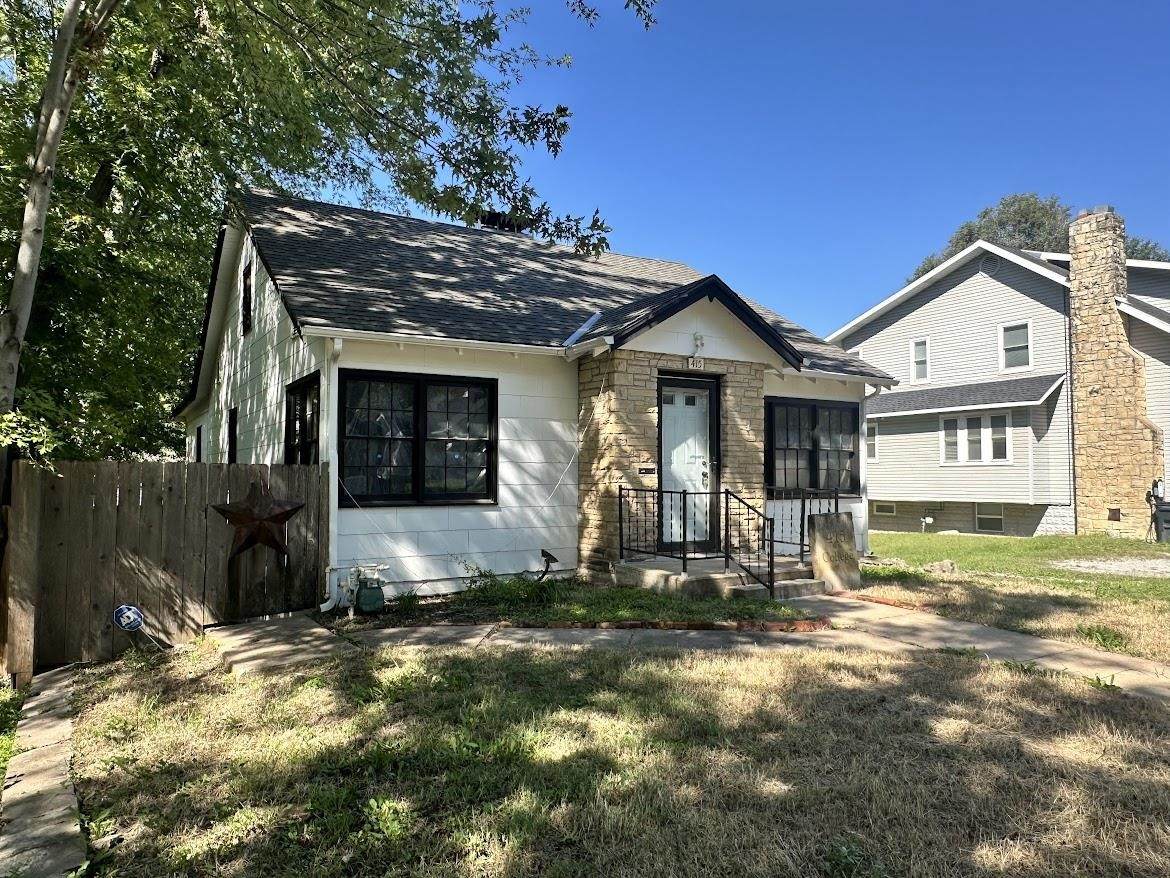 415 College St - Photo 1