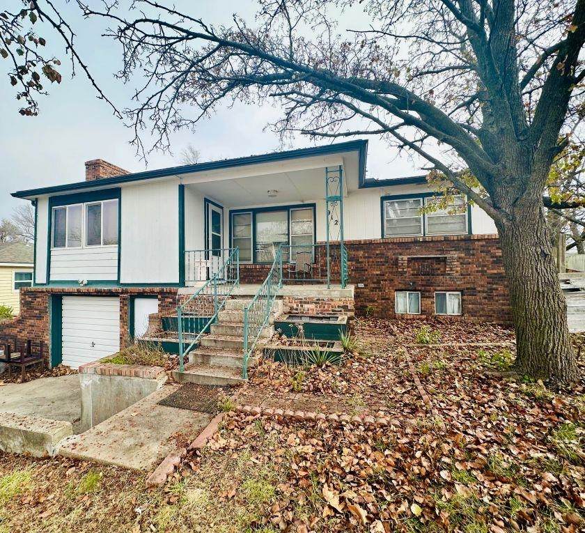 912 Fairfield Ave - Photo 1