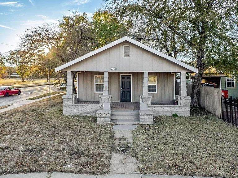 2201 Shelton Ave - Photo 1