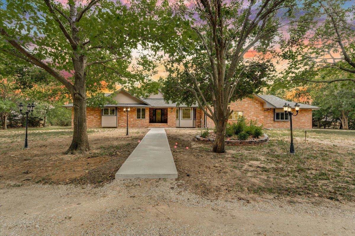 321 Chisholm Rd - Photo 1