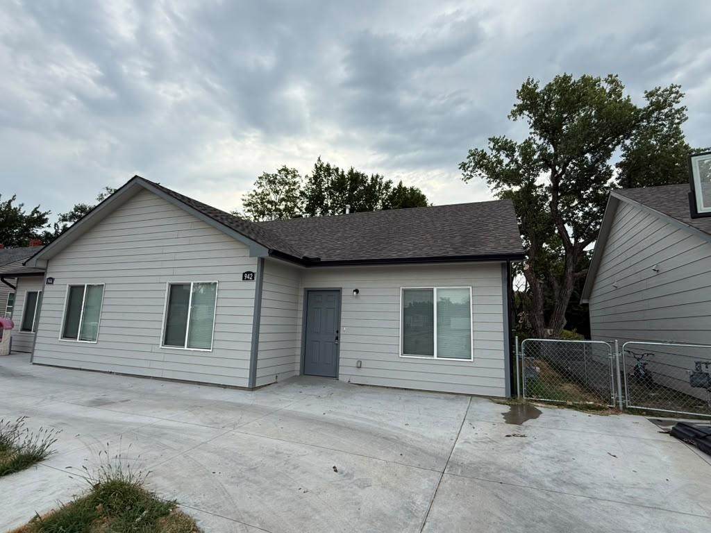 942 Glendale St - Photo 1