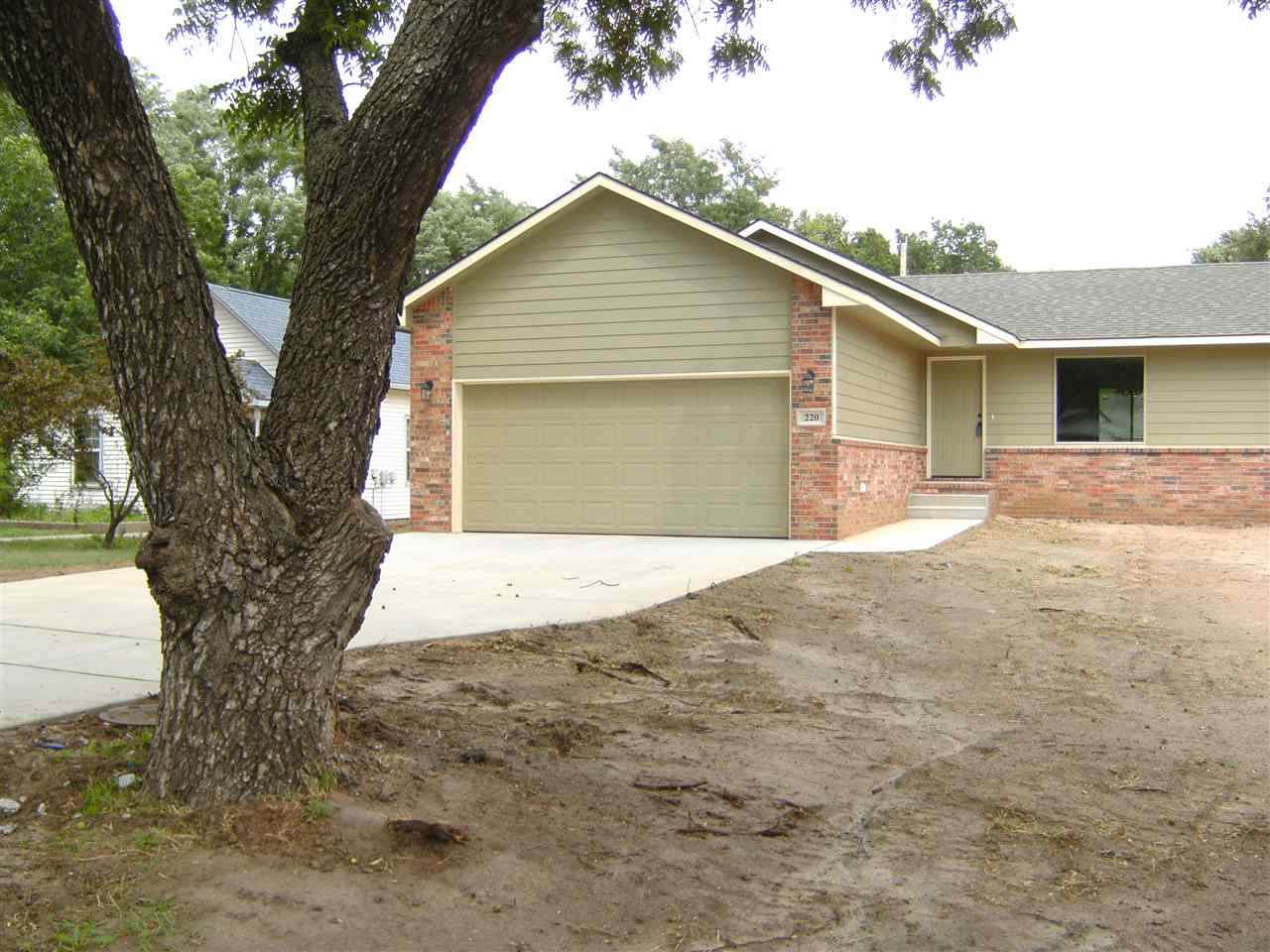 220 Tracy St - Photo 1