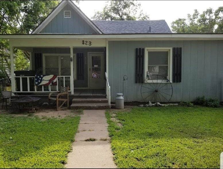 823 2nd St - Photo 1