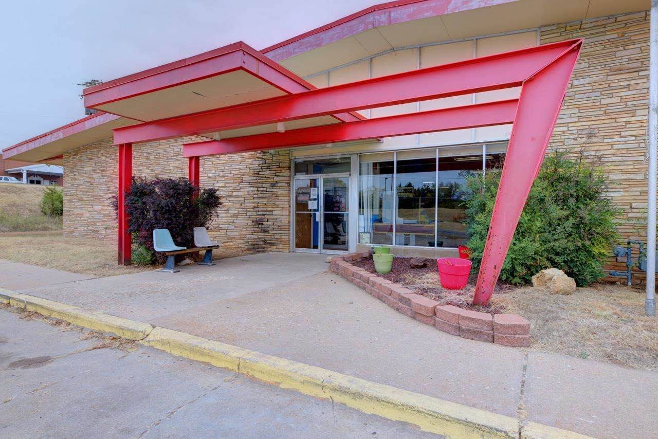 2400 Summit St - Photo 1