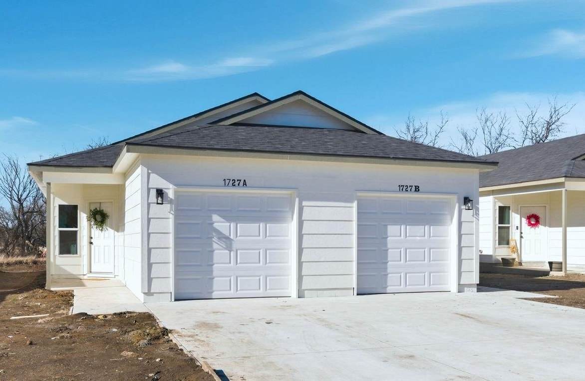 1727 Main St - Photo 1