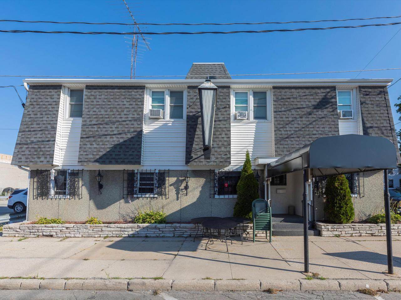 702 Buffalo St - Photo 1