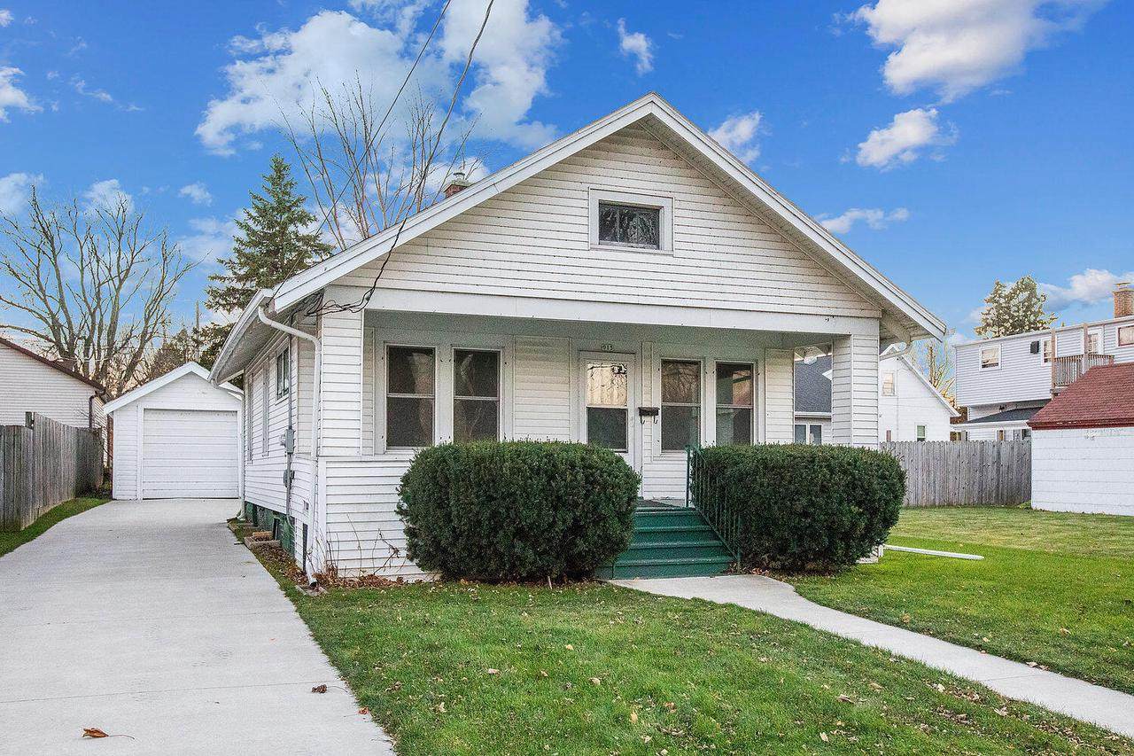 915 Summit St - Photo 1
