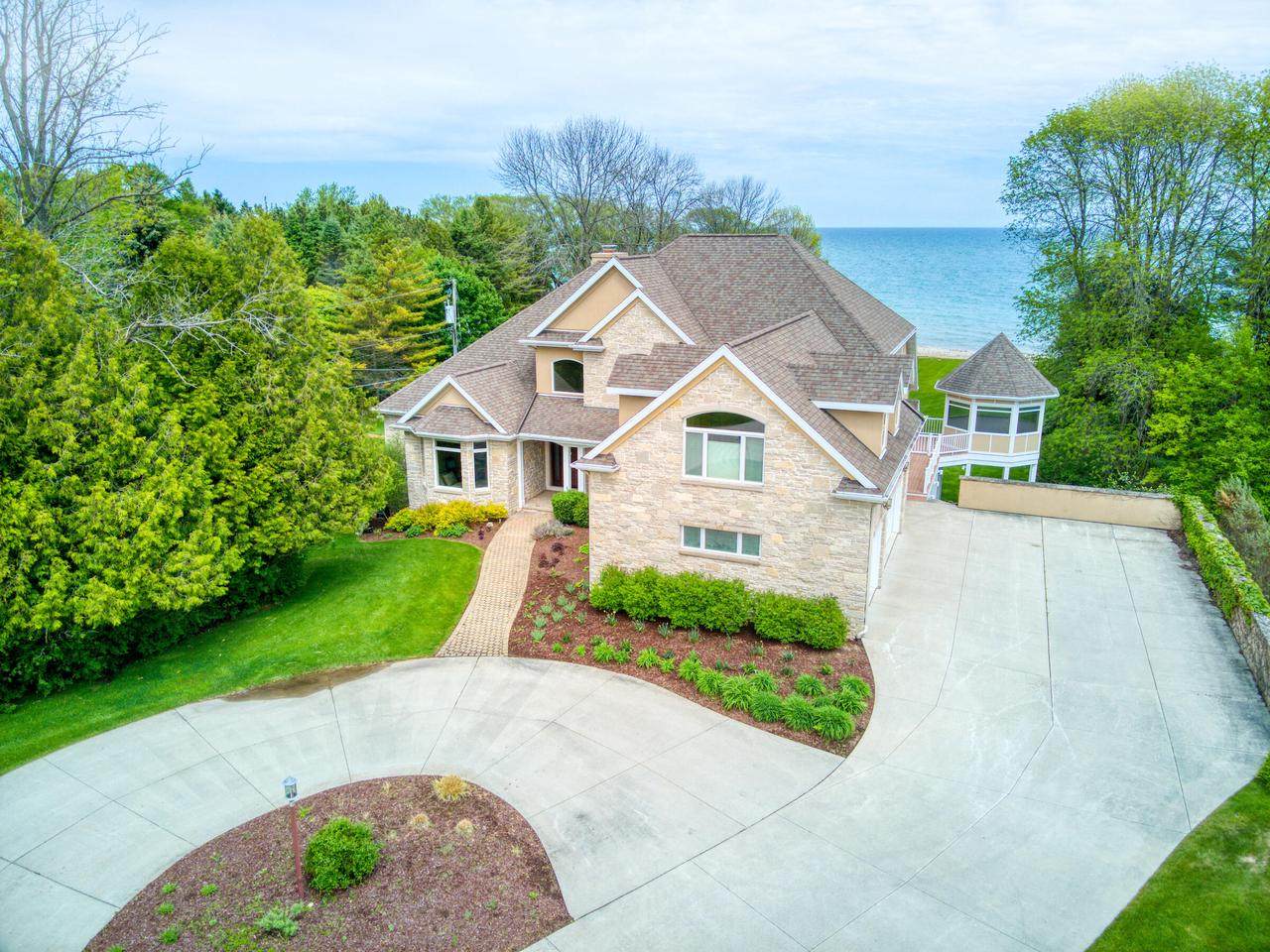 1489 Lakeshore Dr - Photo 1