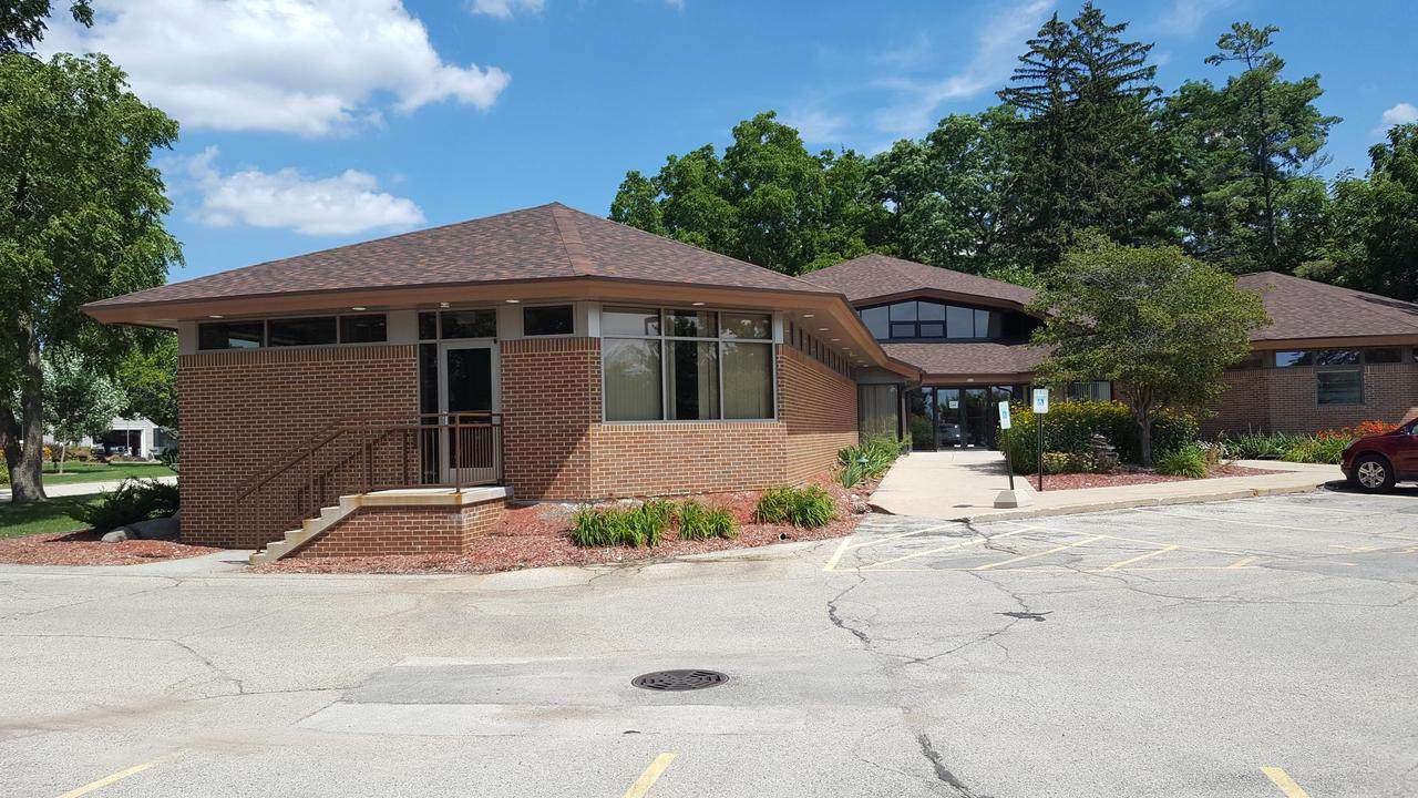 820 Summit Ave - Photo 1