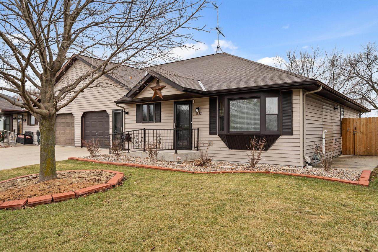 1522 Falcon Way - Photo 1