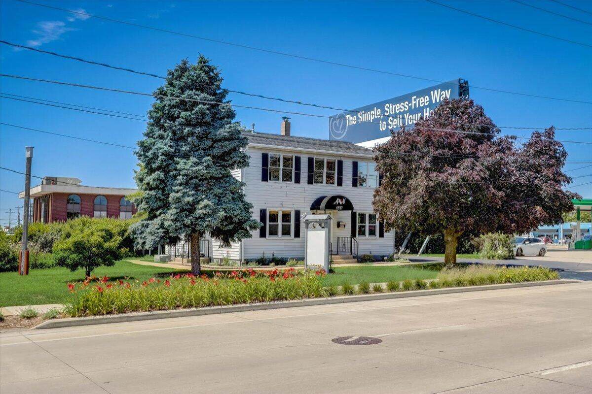 4727 Howell Ave - Photo 1