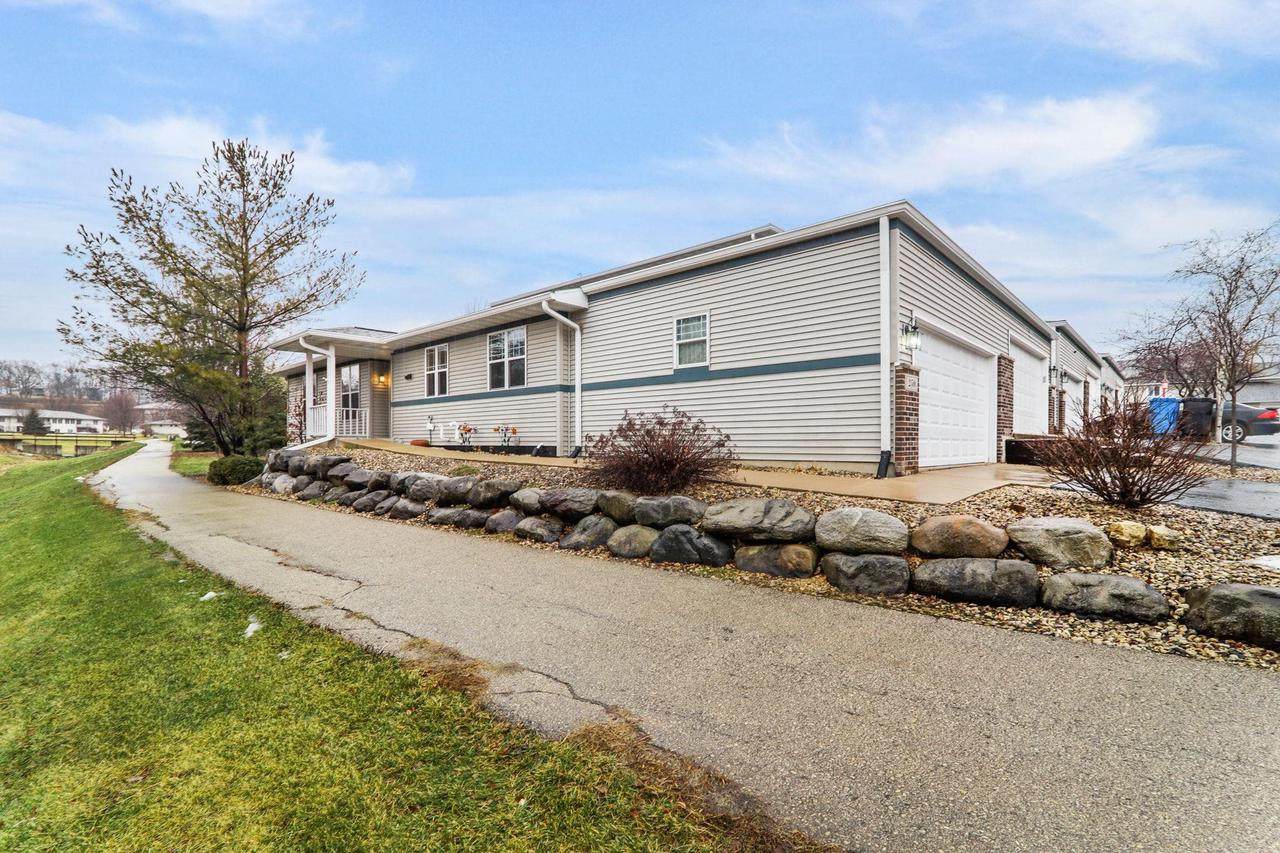 250 Meadowside Dr - Photo 1
