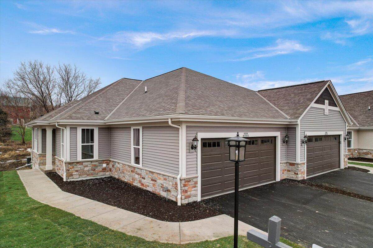 W204N17613 Laurel Pl - Photo 1